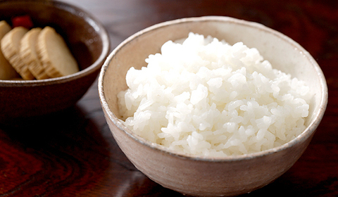 お茶碗に盛られたご飯の画像