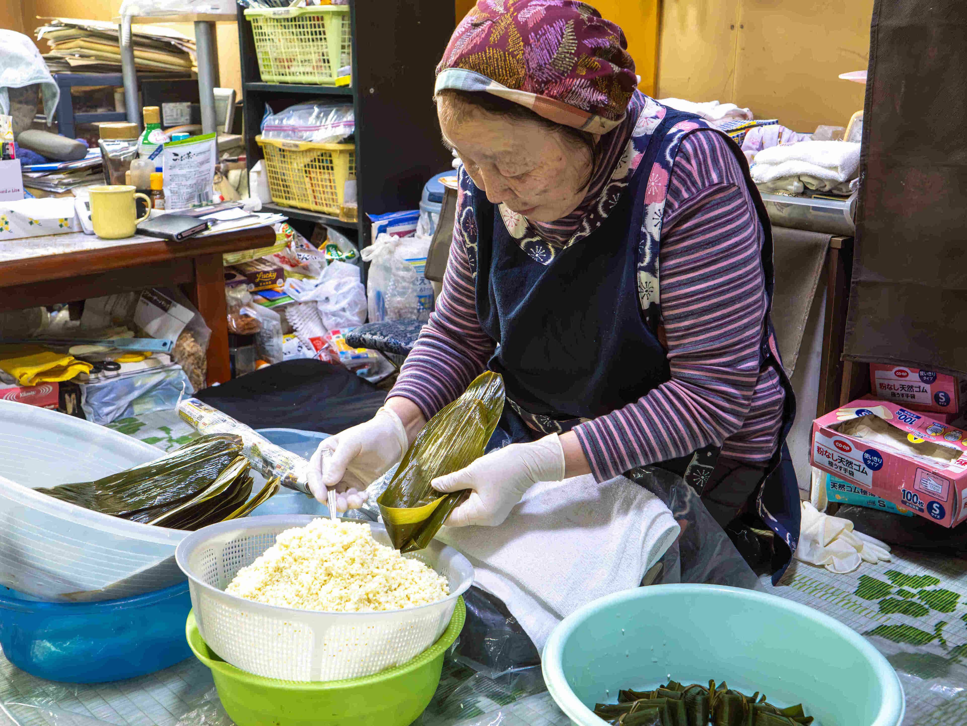 「温海川笹巻・黄色」(山形県庄内地方)5個入り(5個×1パック)/黒蜜・青きな粉付 笹巻き こぶし巻 山形 庄内 鶴岡 お土産  生菓子 お取り寄せ 特産品 グルメ 発送期間：2月下旬頃～5月下旬
